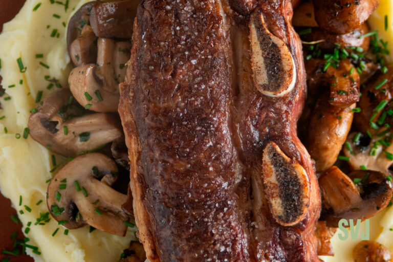 banderita-salvaje-en-plato-tira-de-asado-carne-argentina-argentine-beef