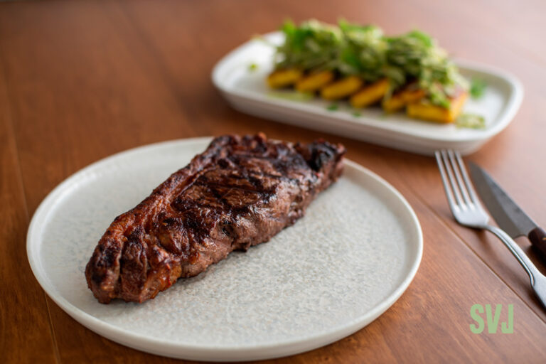 bife-de-chorizo-salvaje-en-plato-con-polenta-pesto-e-hinojo-receta